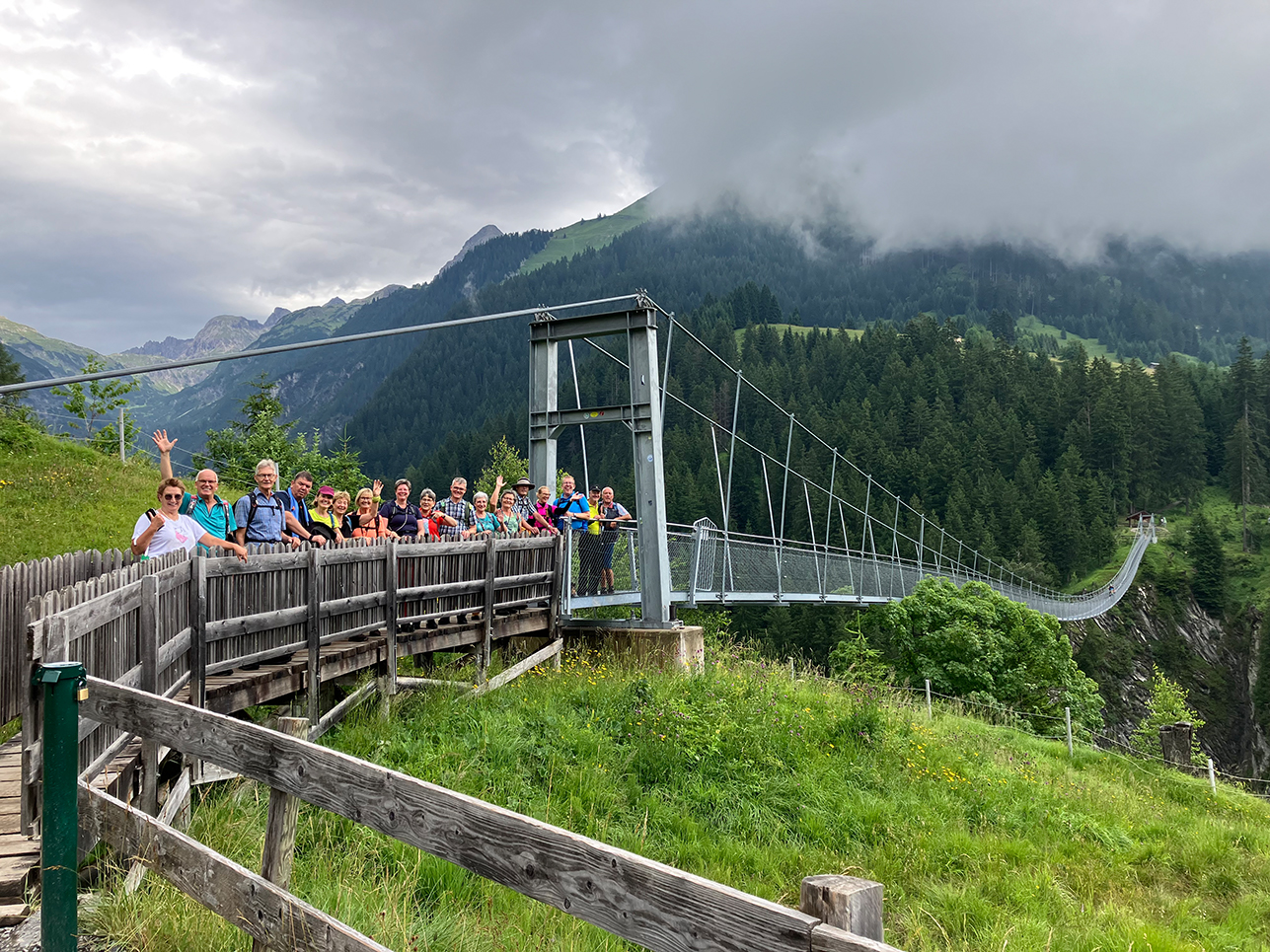 Gruppe auf Brücke