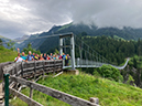 Gruppe auf Brücke